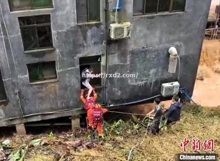 阿联酋迪拜发生建筑倒塌事故，多人被困