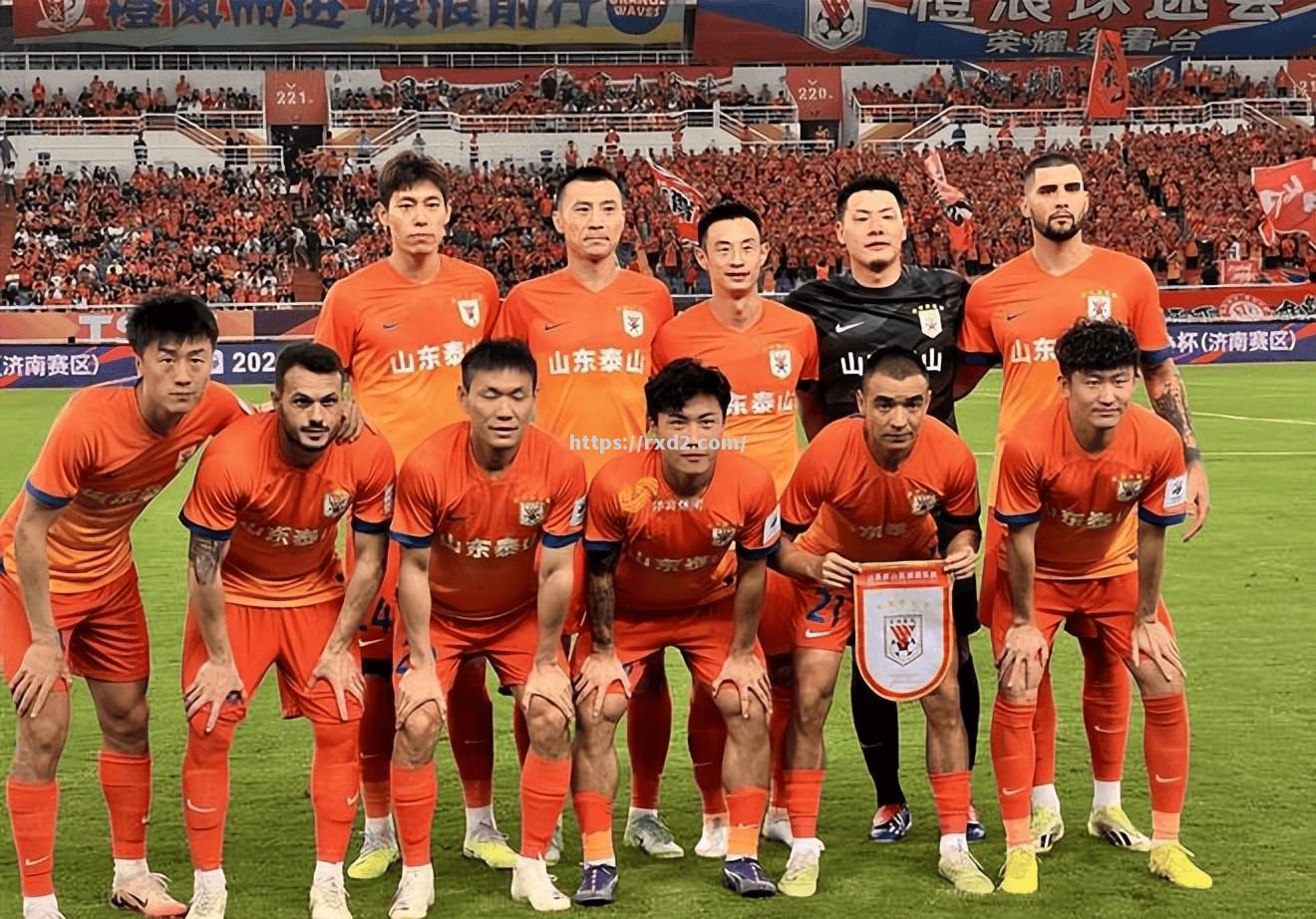强强对抗！国际足坛两支球队硬仗交锋